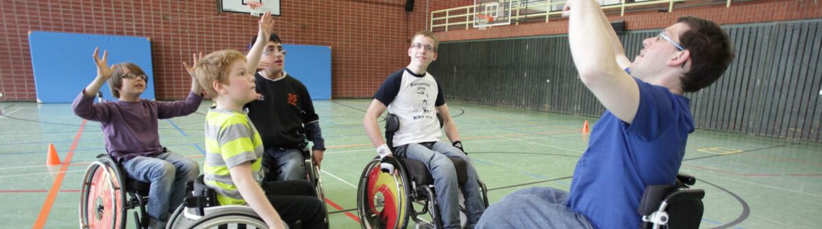 Fünf Rollstuhlfahrer spielen gemeinsam Basketball