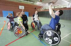 Fünf Rollstuhlfahrer spielen gemeinsam Basketball